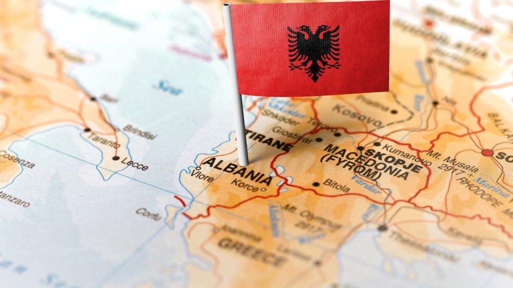 Arnavutluk'un Balkanlar'daki konumunu gösteren harita