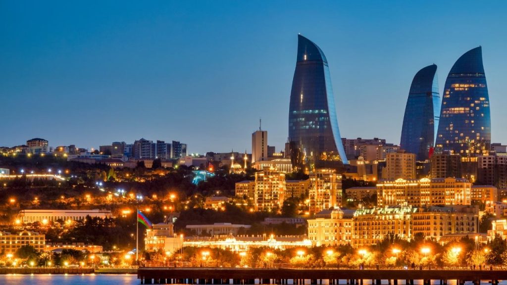 Azerbaycan'ın başkenti Bakü'de yer alan Flame Towers
