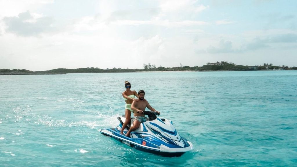 Bahamalar Exuma adalarının turkuaz denizi