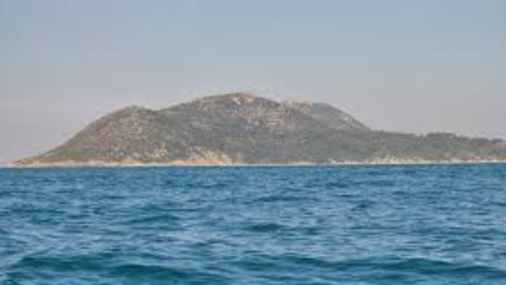 Arnavutluk'taki Sazan Adası ve kıyı hattı